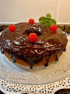 Una foto de Bizcocho de mantequilla y naranja con ganache de chocolate