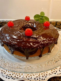Una foto de Bizcocho de mantequilla y naranja con ganache de chocolate