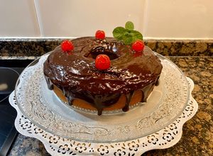 Foto principal de Bizcocho de mantequilla y naranja con ganache de chocolate