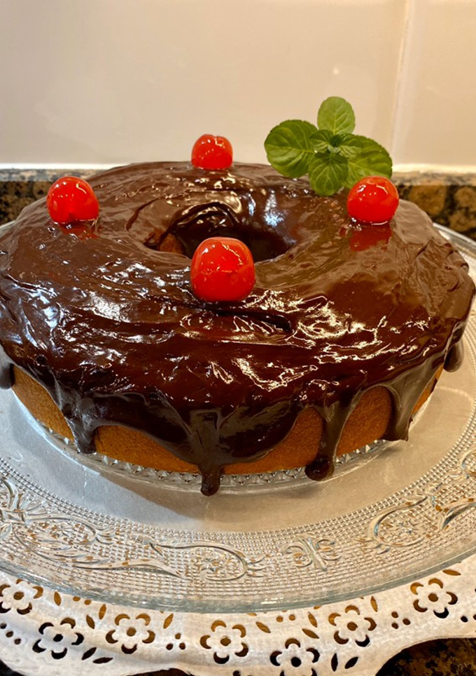 Una foto de Bizcocho de mantequilla y naranja con ganache de chocolate