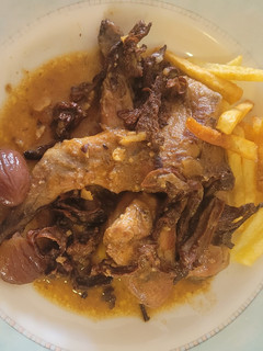 Una foto de Conejo con rossinyols (rebozuelos)cocinado a mi manera. Una delicia