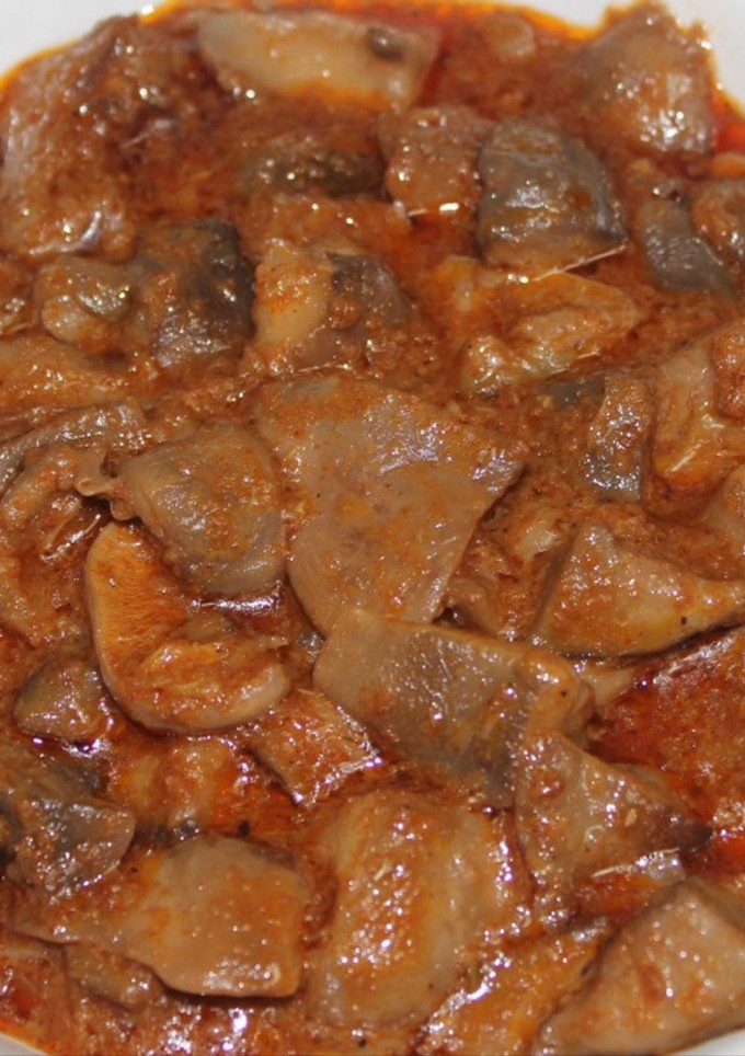 Una foto de Setas en salsa con jamón
