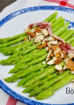 Hình của món Salad Măng tây Hạnh nhân.
