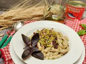 Una foto di busiate al pesto