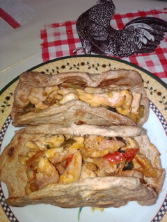 Una foto de Tortitas de harina de espelta con pollo y verduras