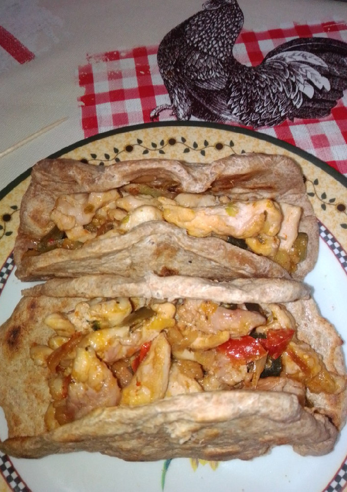 Una foto de Tortitas de harina de espelta con pollo y verduras