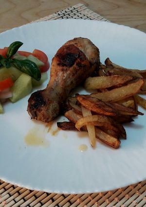 O poză a rețetei Pulpițe la cuptor cu cartofi prăjiți și salată.