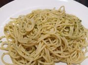 Una foto de pasta con pesto