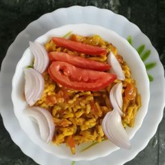 A picture of Snack with onion tomato.