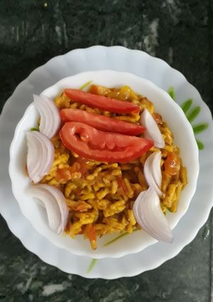 A picture of Snack with onion tomato.