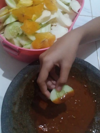 Langkah Gampang Menyiapkan Resep Rujak buah petis asin yang Bikin Ngiler Anti Ribet, Sempurna