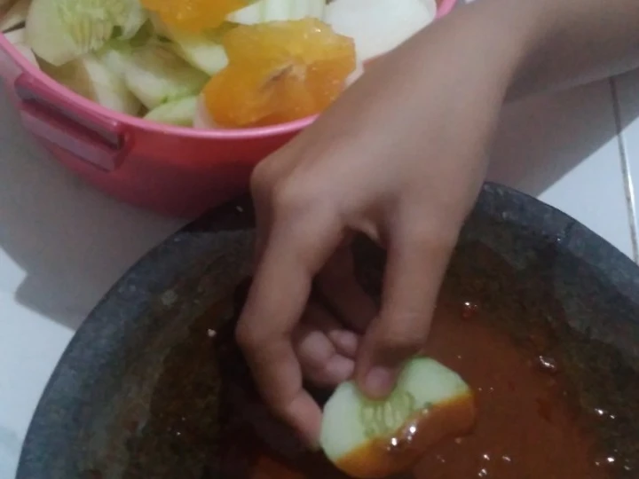 Langkah Mudah untuk Menyiapkan Resep Rujak buah petis asin yang  Bikin Ketagihan Anti Ribet, Bikin Ngiler