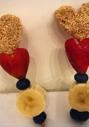 Una foto de Brochettes de pan de avena casero con fruta en forma de corazón!