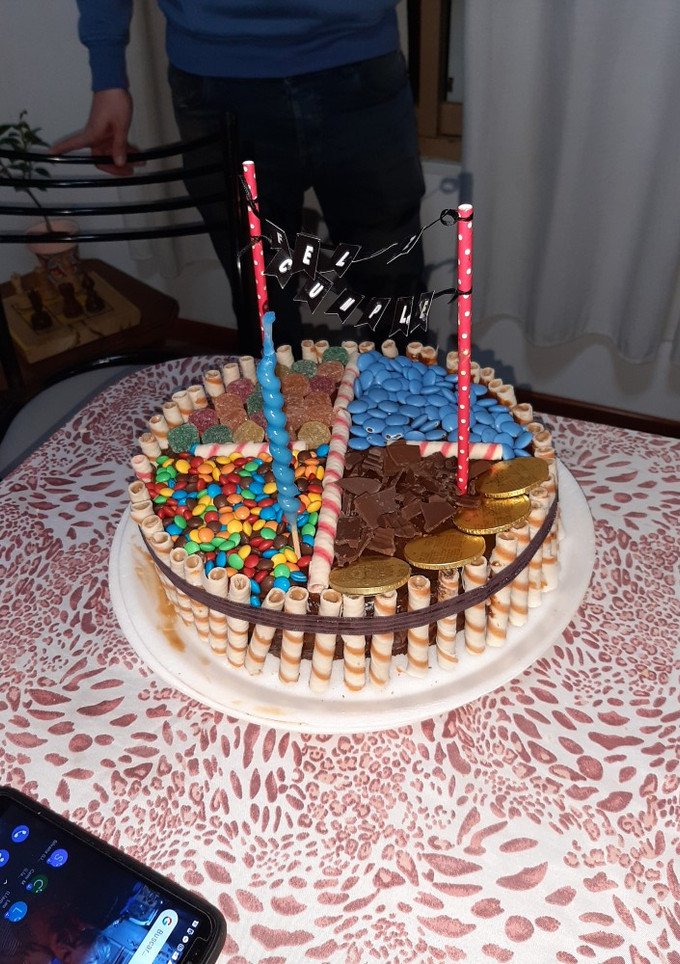 Una foto de Torta de cumpleaños fácil