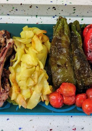 Una foto de Chuletillas de cordero y tomatitos con patatas y pimientos fritos