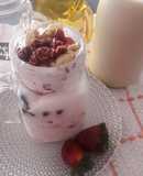 Parfait con Yogur Griego y Frutas a lo Carmelita