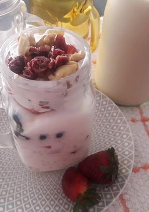 Una foto de Parfait con Yogur Griego y Frutas a lo Carmelita