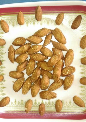 बादाम के टुकड़े (Almond cubes recipe in hindi) रेसिपी मुख्य फोटो
