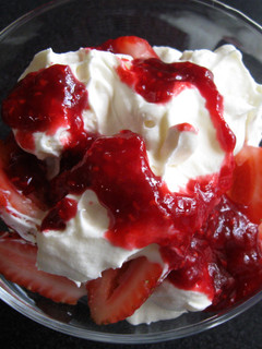 A picture of Eton Mess.