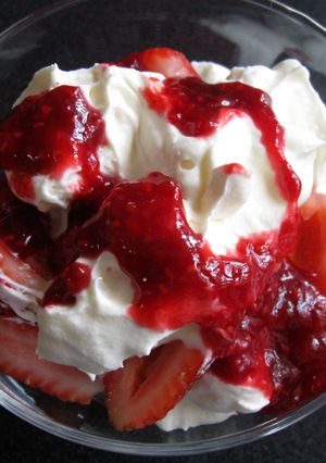 A picture of Eton Mess.