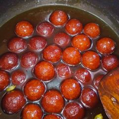 A picture of Gulab Jamun.
