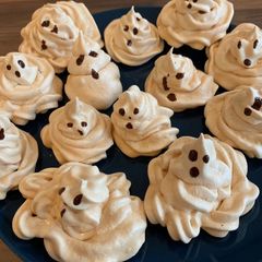 A picture of Meringue ghosts 👻.