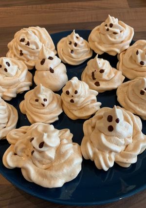 A picture of Meringue ghosts 👻.