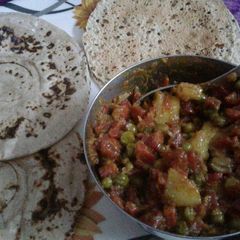 A picture of Gajar matar aaloo with chapati.