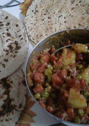 A picture of Gajar matar aaloo with chapati.