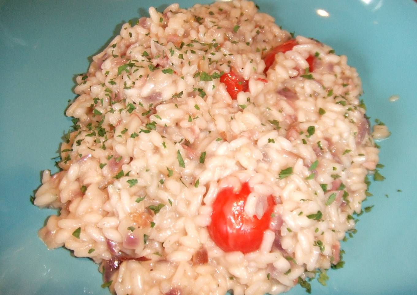 Risotto de bacon, cebolla morada y tomatitos baby en rama