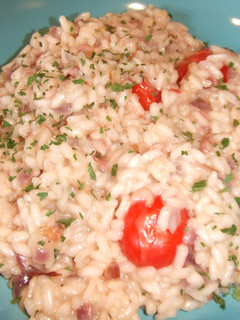Una foto de Risotto de bacon, cebolla morada y tomatitos baby en rama