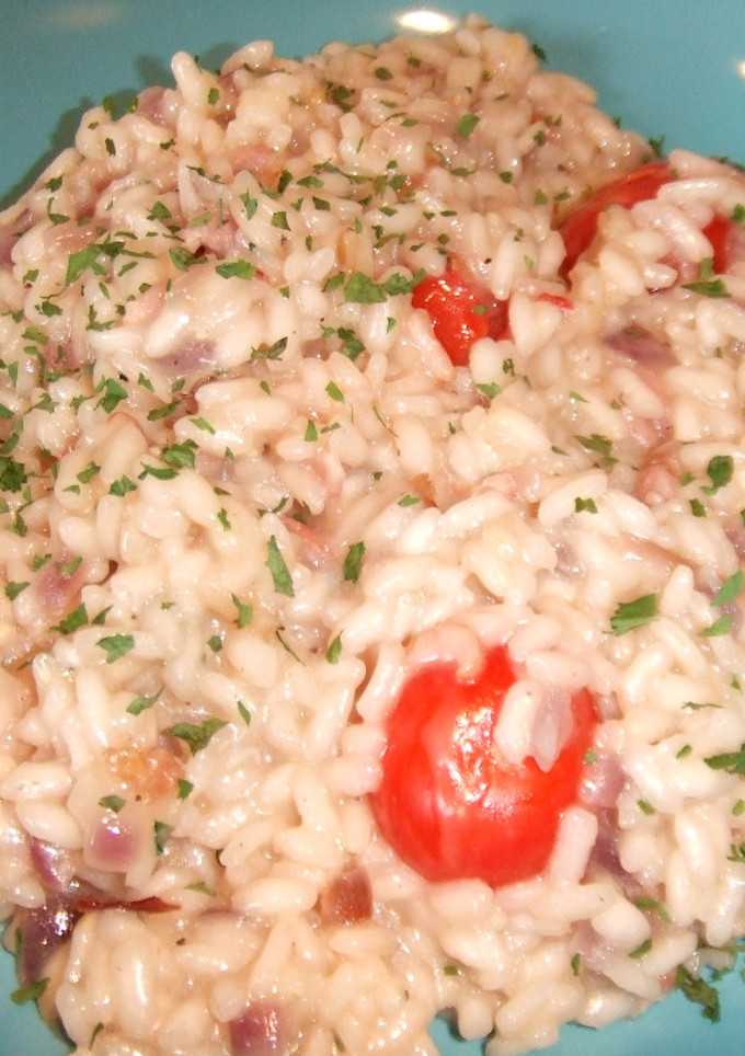 Una foto de Risotto de bacon, cebolla morada y tomatitos baby en rama