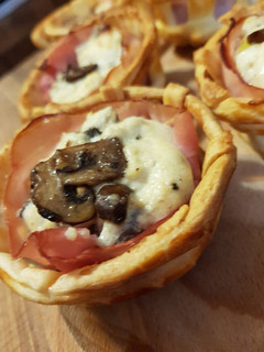 Foto di Cestini di sfoglia con Ricotta funghi e Praga