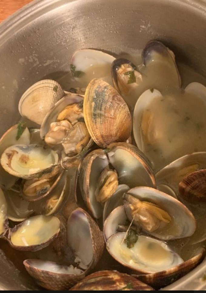 Una foto de Almejas en salsa verde