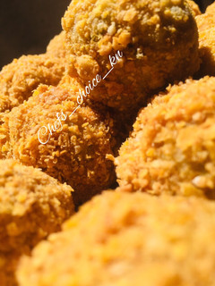 A picture of Crunchy yam balls.