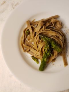 Foto di Fettuccine al caffè asparagi e burro piccante