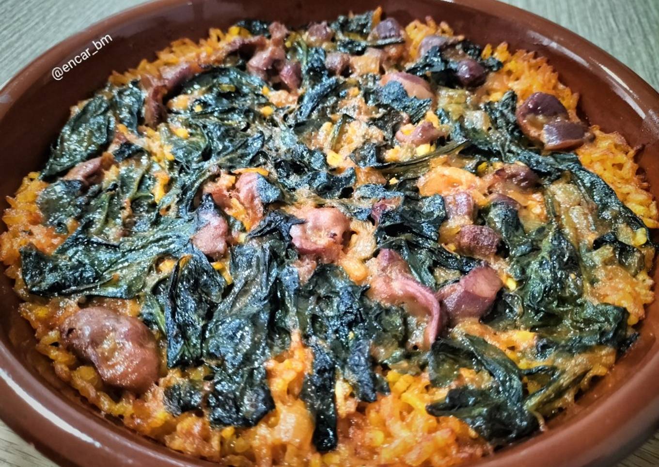 Arroz al horno con mollejas de pollo y espinacas