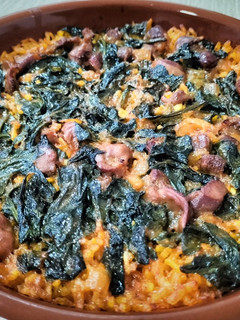 Una foto de Arroz al horno con mollejas de pollo y espinacas