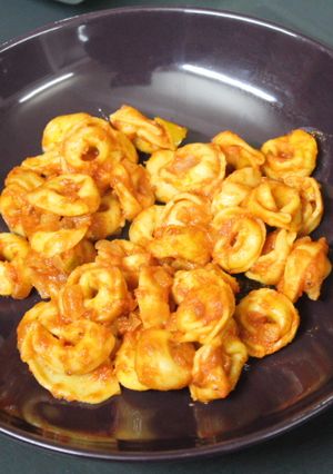 Una foto de Tortellini de carne con sofrito