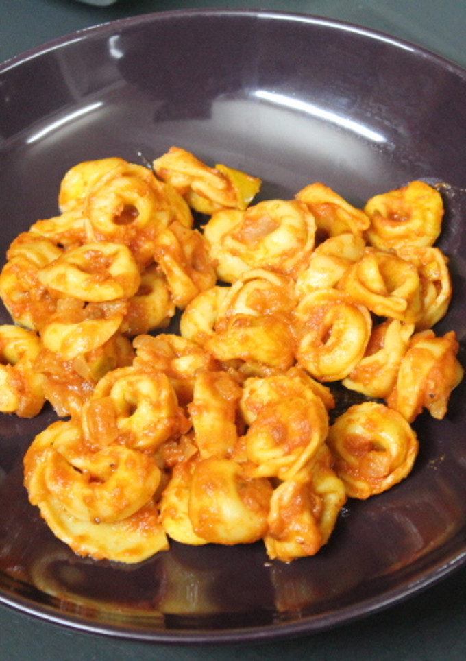 Una foto de Tortellini de carne con sofrito