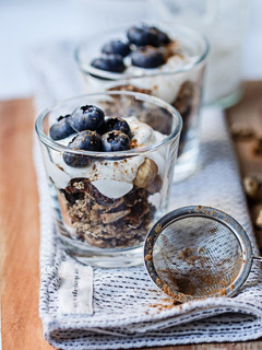 Una foto de Muesli casero con yogur griego y arándanos