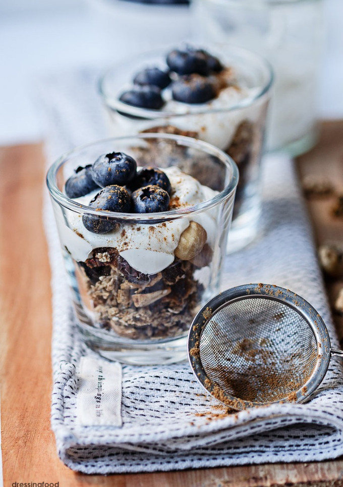 Una foto de Muesli casero con yogur griego y arándanos