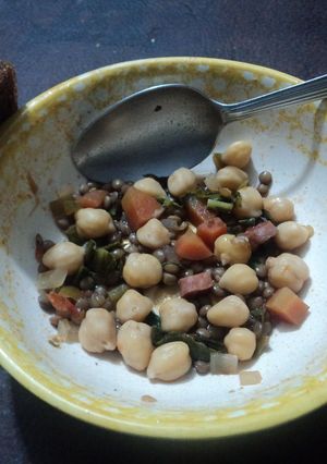 Una foto de Ensalada campesina navideña de garbanzo y lentejas las correa