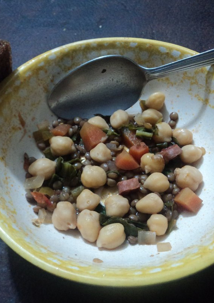 Una foto de Ensalada campesina navideña de garbanzo y lentejas las correa