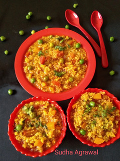 दलिया की पौष्टिक खिचड़ी रेसिपी मुख्य फोटो