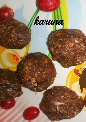 A picture of Khajoor Ke Ladoo.