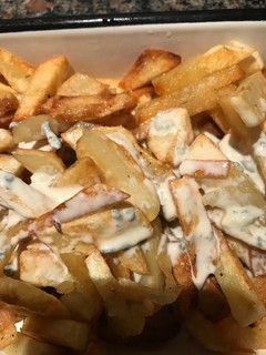 Una foto de Papas con salsa de queso azul, ideal para el finde,