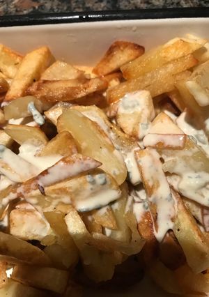 Una foto de Papas con salsa de queso azul, ideal para el finde,