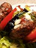 Hamburguesas de solomillo de ternera, con tomates, berenjenas y vinagreta de albahaca
