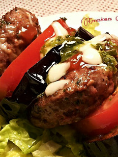 Una foto de Hamburguesas de solomillo de ternera, con tomates, berenjenas y vinagreta de albahaca